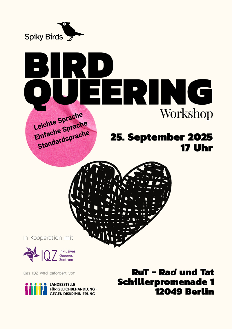 Eine Collage. Auf hellem Grund steht in schwarzen Buchstaben: "Bird Queering. Workshop. 25. September 2025. 17 Uhr. RuT-Rad un Tat." Ein illustriertes Herz ist mittig platziert. Darüber klebt ein pinker Aufkleber: "Leichte Sprache, Einfache Sprache, Standardsprache." Unten ist eine Logoreihe platziert.