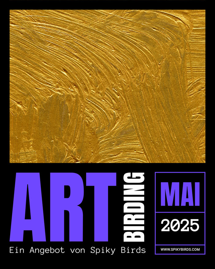 Eine Collage zeigt einen Ausschnitt einer Leinwand, auf die Goldfarbe aufgetragen ist. Darunter steht in violetter und weißer Schrift auf schwarzem Grund: "Art Birding", "Mai 2025", "Ein Angebot von Spiky Birds" und "www.spikybirds.com".
