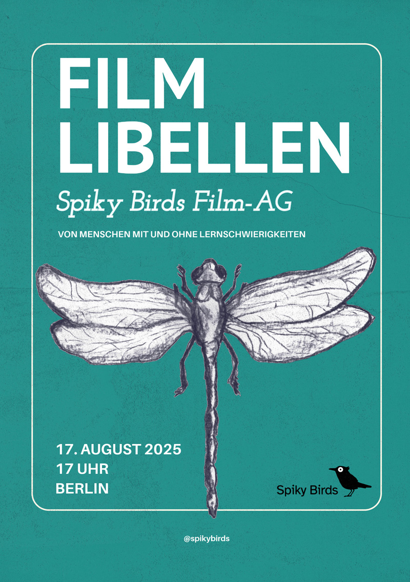 Ein Plakat. In der unteren Hälfte ist die Illustration einer Libelle, die die Beinchen ausstreckt. Darüber steht in hellen Buchstaben auf grünem Grund: "Filmlibellen. Spiky Birds Film-AG. Von Menschen mit und ohne Lernschwierigkeiten." Am unteren Plakatrand steht: "17. August, 17 Uhr, Berlin."