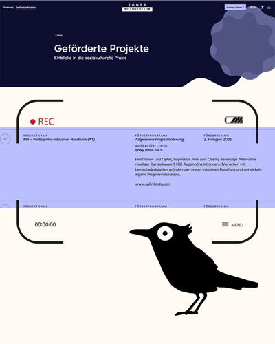 Die Farbcollage zeigt das Logo von Spiky Birds - einen kleinen illustrierten Vogel sowie zwei Screenshots der Internetseite Fonds Soziokultur. Über den Screenshots ist eine Grafik eines Kamerasuchers angebracht, die "REC" zeigt und eine Batterieanzeige. In hellen Buchstaben steht auf dunkelviolettem Grund: "Geförderte Projekte", "PIR-Partizipativ-Inklusiver Rundfunk", "Allgemeine Projektförderung" und die Kurzbeschreibung des Projektes.