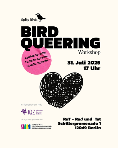 Eine Collage. Ein gezeichnetes Herz ist mittig auf hellem Grund platziert. In schwarzen Buchstaben auf hellem Grund stehen Titel und Infos: "Bird Queering. Workshop. 31. Juli 2025. 17 Uhr."Auf einem pinken runden Aufkleber steht: "Leichte Sprache, Einfache Sprache und Standardsprache".