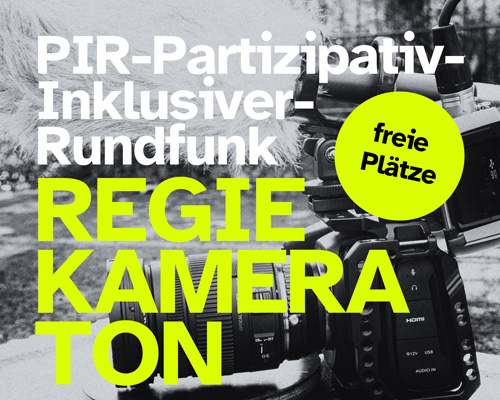 Auf einer Schwarzweißfotografie, die eine Kamera zeigt, steht in weißen Buchstaben: "PIR-Partizipativ-Inklusiver Rundfunk.", in neongrünen Buchstaben: "Regie, Kamera, Ton" und in schwarzen Buchstaben auf neongrün: "Freie Plätze."